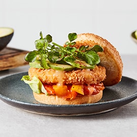 veganistische crispy kip burger met avocado en peperonata